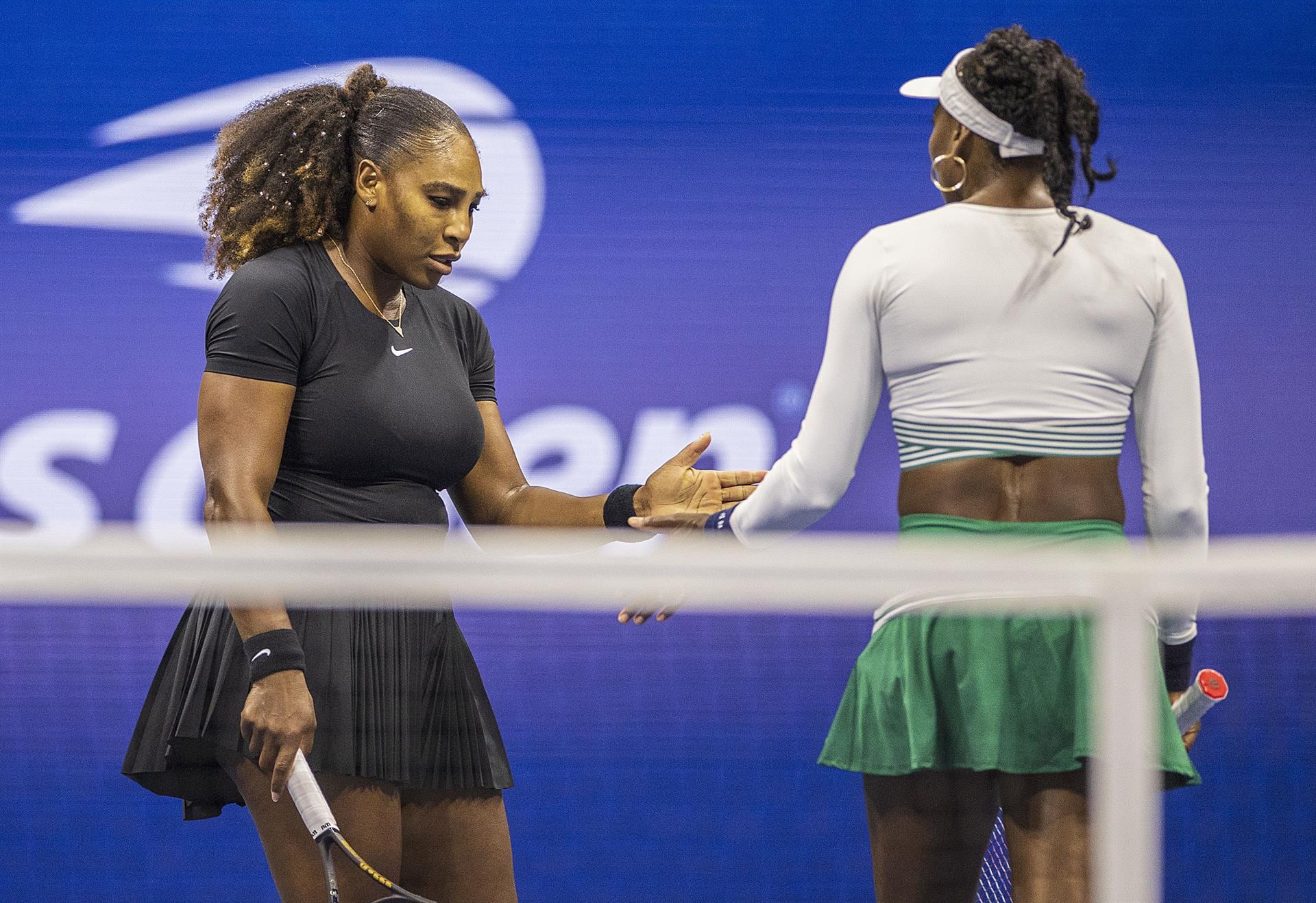 Venus Williams dijo que jugará dobles con Serena Williams y explicó que ambas protegen el vínculo familiar frente a la presión del circuito (Europa Press)