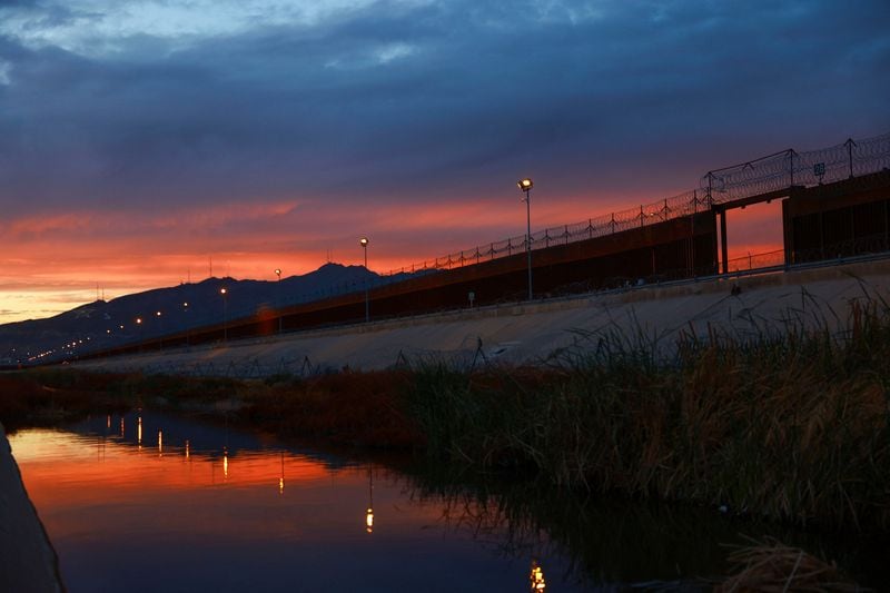 Vista del muro en la frontera entre Estados Unidos y México durante el atardecer. (Reuters)