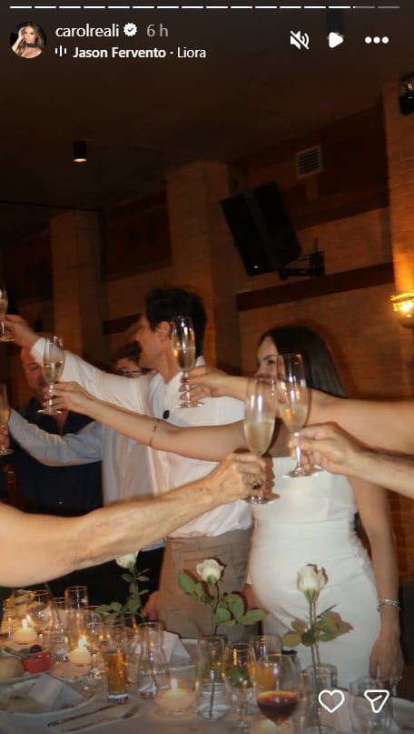 Carol Reali y André Bankoff realizan un brindis junto a sus invitados durante la celebración de su boda. (Carol Reali)