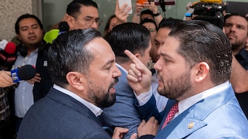 El intercambio sube de tono en el patio central y termina en empujones y jaloneos frente a testigos, antes de que el representante de la mayoría legislativa se retire sin que se informen lesiones graves
