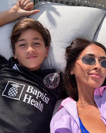 Antonela junto a su hijo