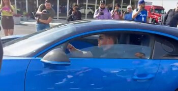 El boxeador lució su automóvil