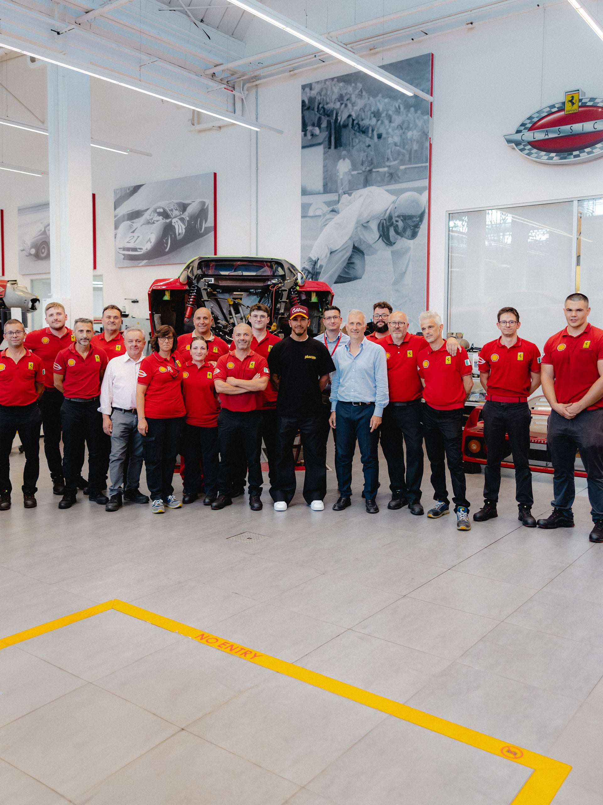 Lewis con el equipo de Ferrari que realizó el trabajo