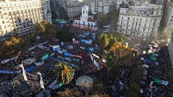 Milei siguió la marcha universitaria desde la Quinta de Olivos y el Gobierno criticó la politización del reclamo