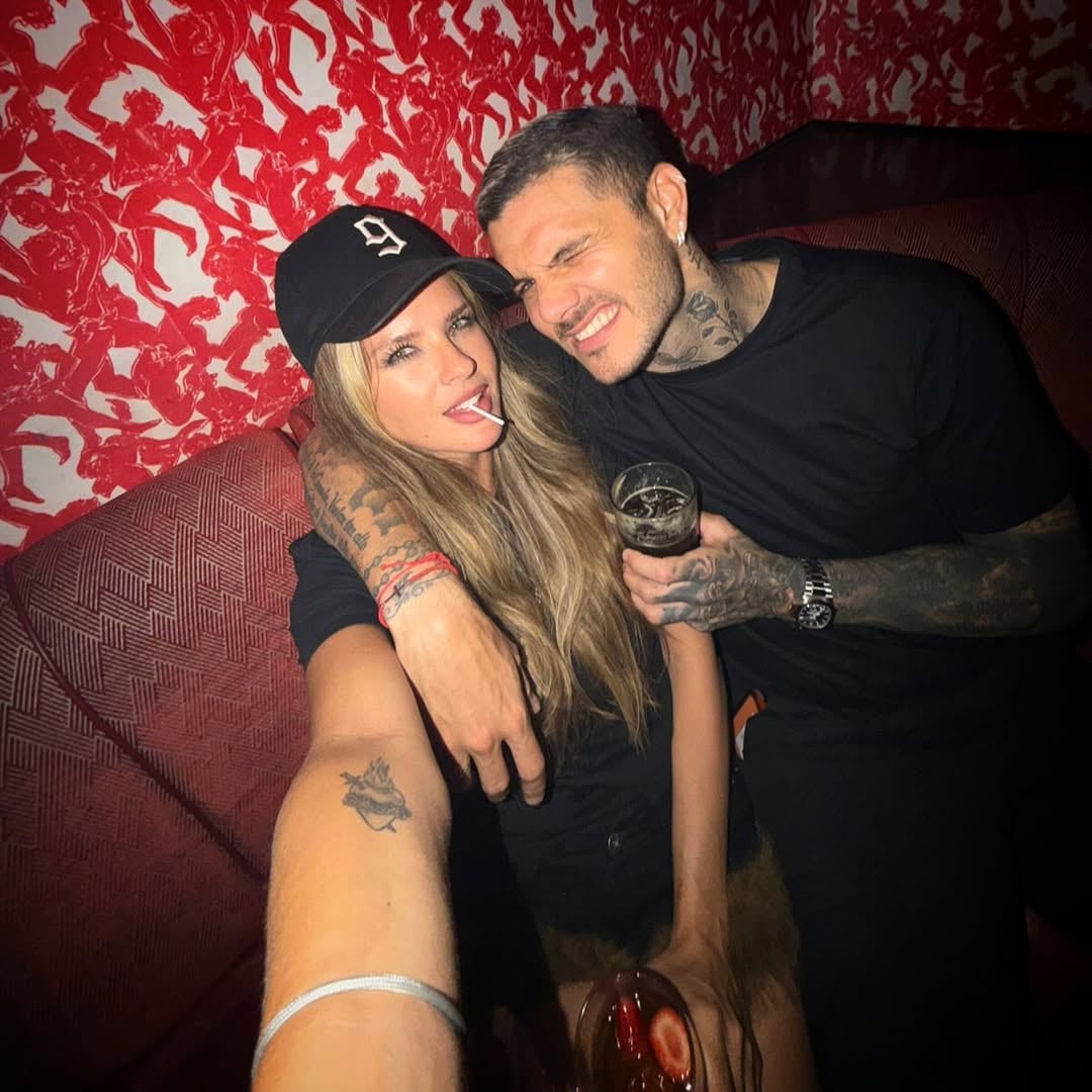 La imagen muestra a Mauro Icardi y China Suárez abrazados en un ambiente de boliche durante una salida nocturna.