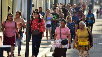 Las personas mayores de 50 años intervienen en ocho de cada diez compras de vivienda en El Salvador