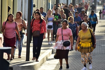 Población salvadoreña en el Centro Histórico de San Salvador