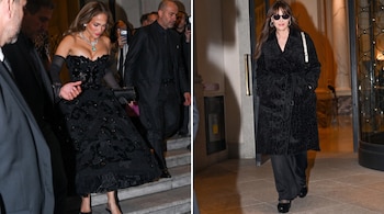 Jennifer Lopez camina con un vestido negro de noche y Monica Bellucci viste un abrigo largo negro con gafas de sol en una imagen dividida.