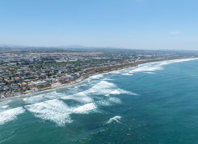 Carlsbad emerge como uno de los destinos favoritos para quienes buscan residencias frente al mar y exclusividad (Magnific)