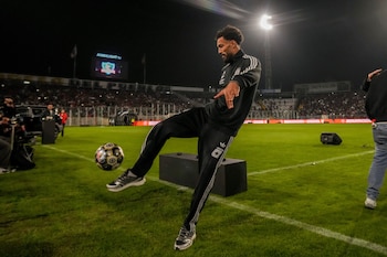 Vozinha repartió pelotas a la tribuna (AP)