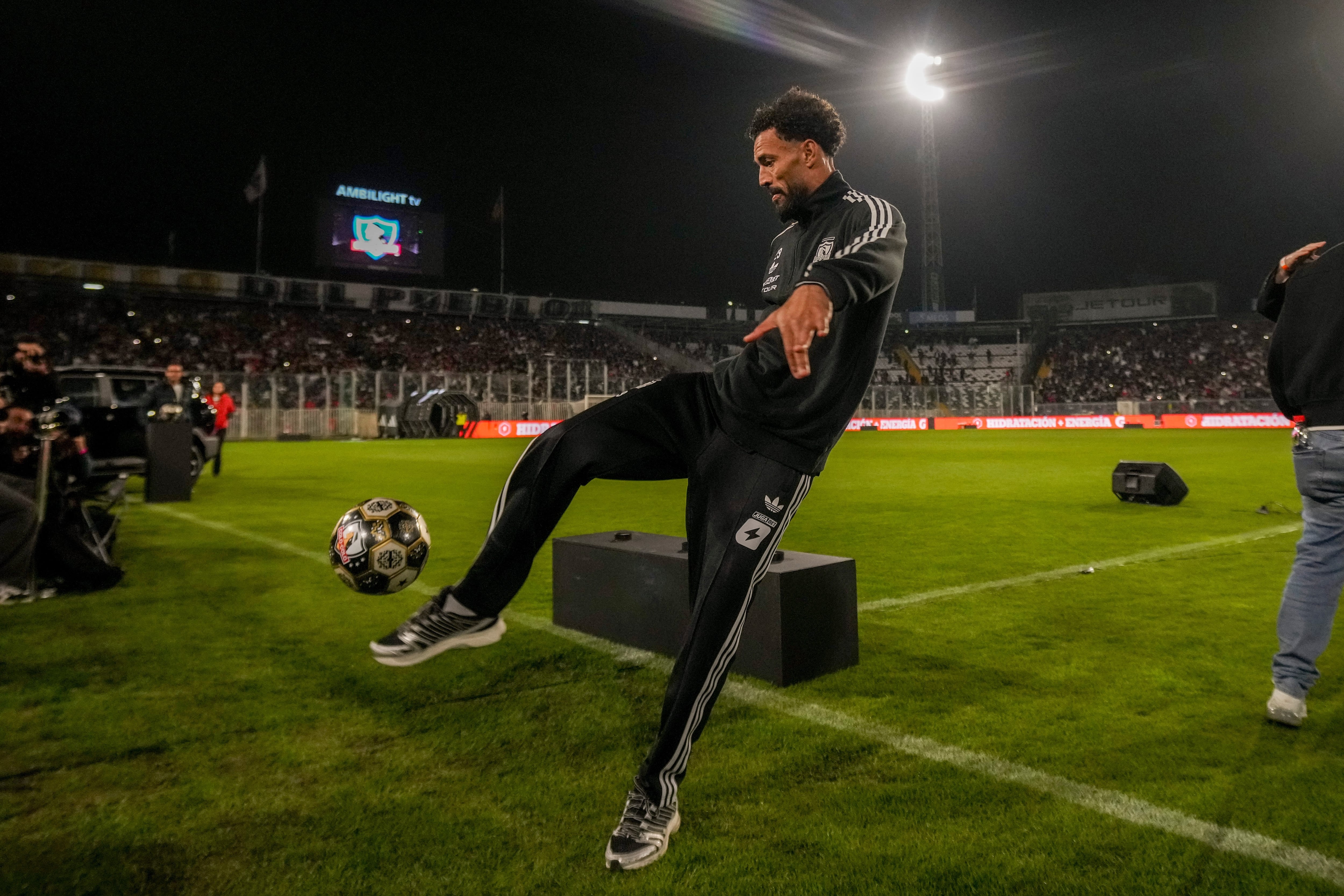 Vozinha repartió pelotas a la tribuna (AP)
