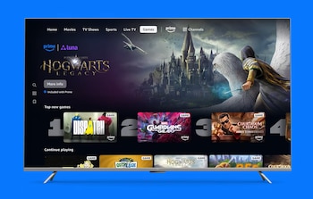 Pantalla de televisión muestra la interfaz de Amazon Prime Video en sección de juegos, con el título Hogwarts Legacy y miniaturas de otros videojuegos
