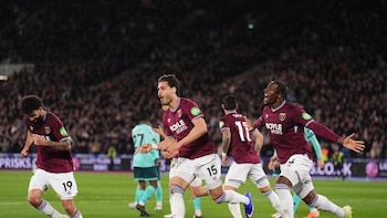 El West Ham sale de la quema con una goleada al casi descendido Wolves