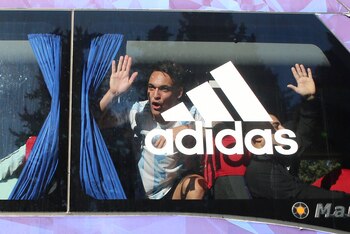 Lautaro Martínez festeja arriba del