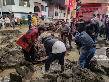 El desborde afectó viviendas, vehículos,