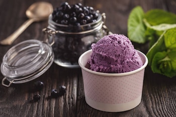 Este helado no solo es delicioso, sino que también es nutritivo, ya que los arándanos ofrecen antioxidantes y el yogur griego aporta proteínas y probióticos. Foto: (iStock)