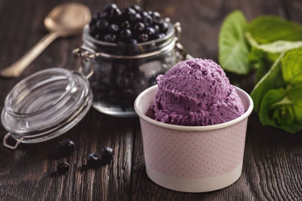 Este helado no solo es delicioso, sino que también es nutritivo, ya que los arándanos ofrecen antioxidantes y el yogur griego aporta proteínas y probióticos. Foto: (iStock)