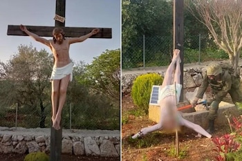 Un soldado israelí golpea con un mazo la cabeza de una estatua de Jesucristo en la aldea cristiana de Debl, sur del Líbano. El ejército ordenó 30 días de detención militar para el soldado y para el que fotografió el acto. (EFE/Agencia de noticias ISNA)