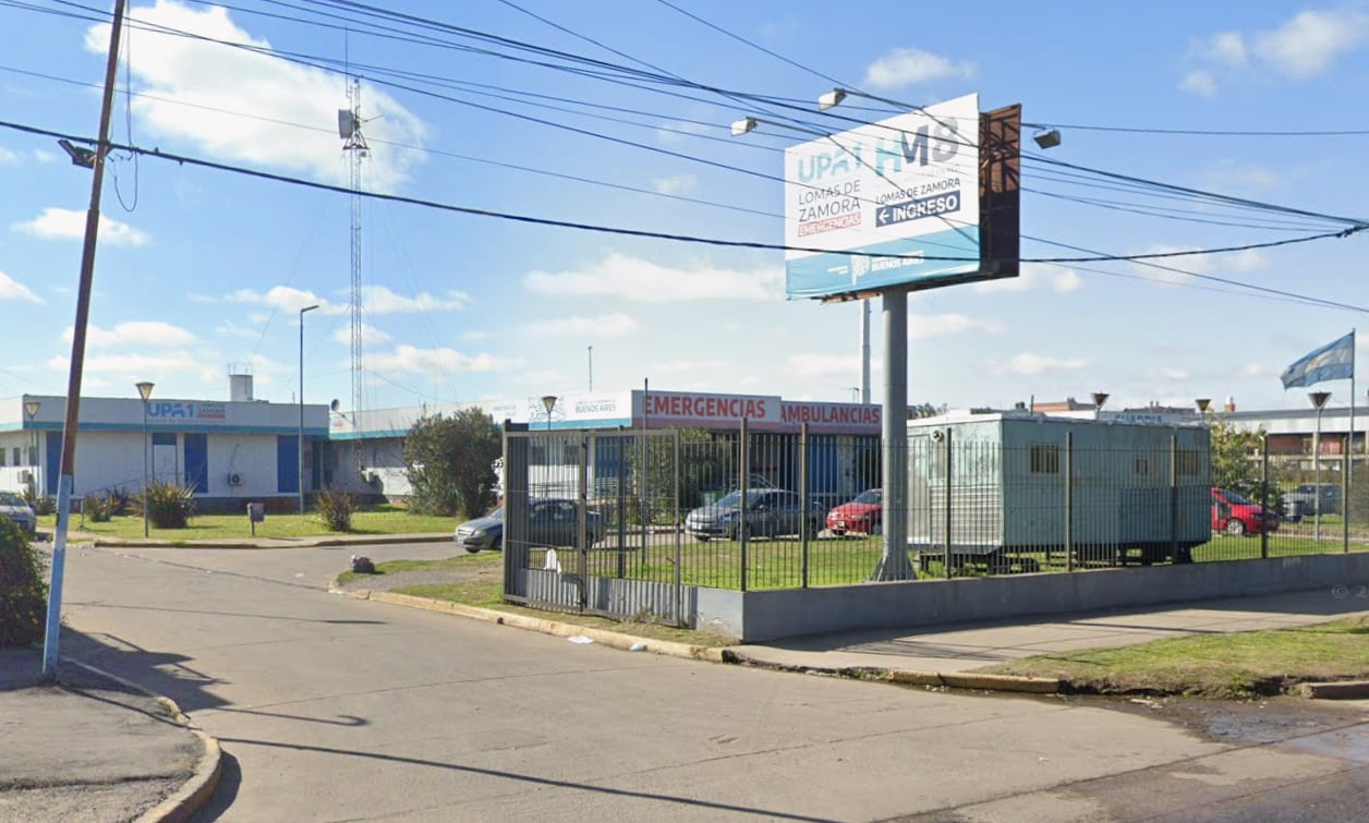 La víctima ingresó con vida a la UPA del Camino Negro y falleció al momento de su ingreso, los peritos determinaron heridas de arma blanca en la espalda y el pecho