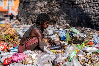 Una persona desplazada por la