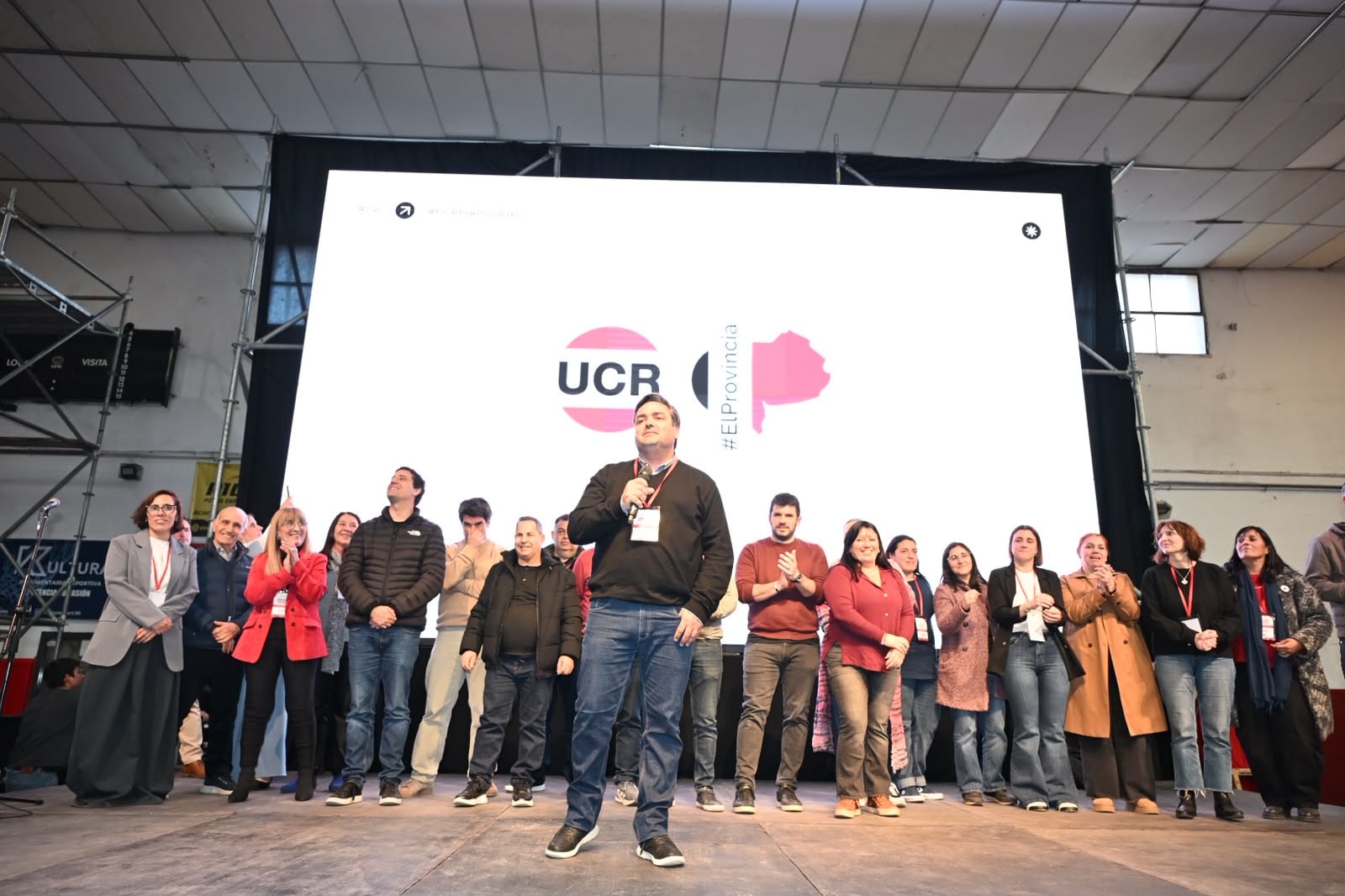 Emiliano Balbín y autoridades de la UCR bonaerense, durante el acto en La Plata