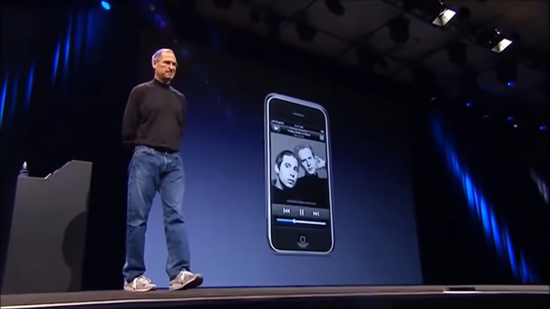 Steve Jobs, fundador de Apple, mantuvo durante años una imagen minimalista con jeans y camisetas negras (Captura de YouTube de Juan Carlos Villacorta)