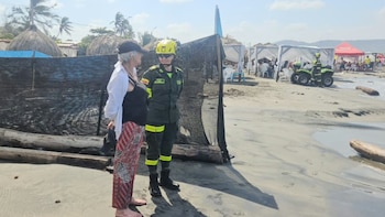 Rescatan a dos bañistas en