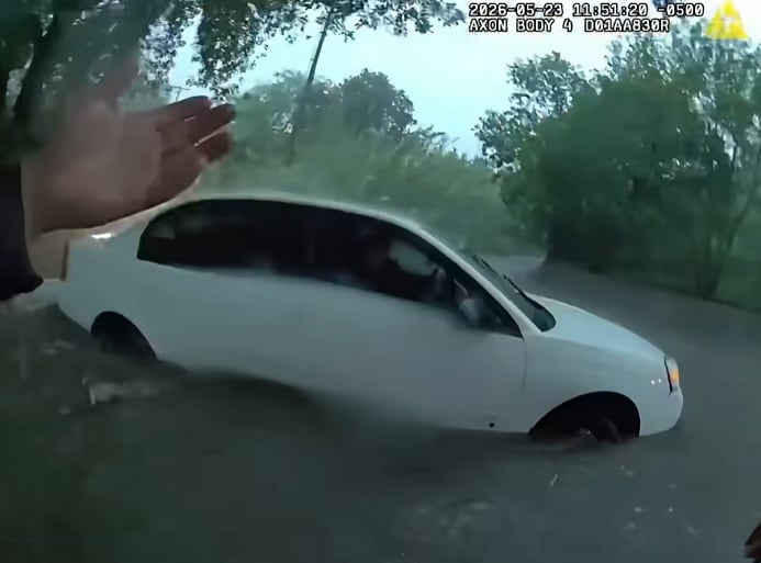 Un intenso temporal en Texas provocó el desbordamiento de arroyos y puso en riesgo a automovilistas, con un caso que evidenció la necesidad de extremar precauciones al circular (City of Beeville Police Department)