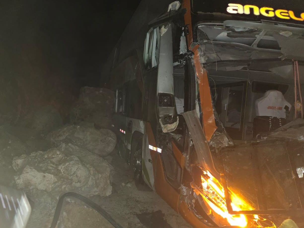 El impacto de rocas causa daños severos en la parte frontal de un autobús interprovincial en la carretera Panamericana Sur, en el distrito de Ocoña. (Foto: Gerencia Regional de Salud de Arequipa )