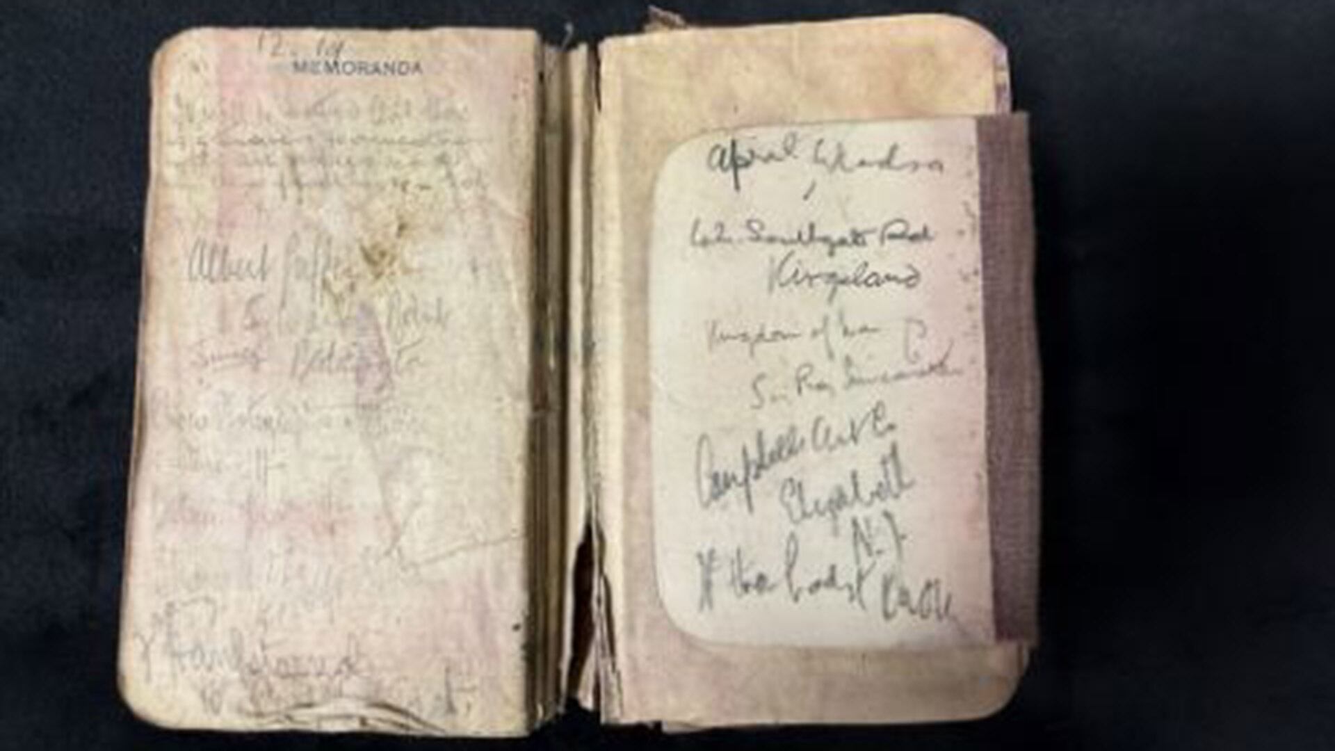 La libreta que apareció entre las ropas de Ernst Tomlin que será subastado (Henry Aldridge and Son)