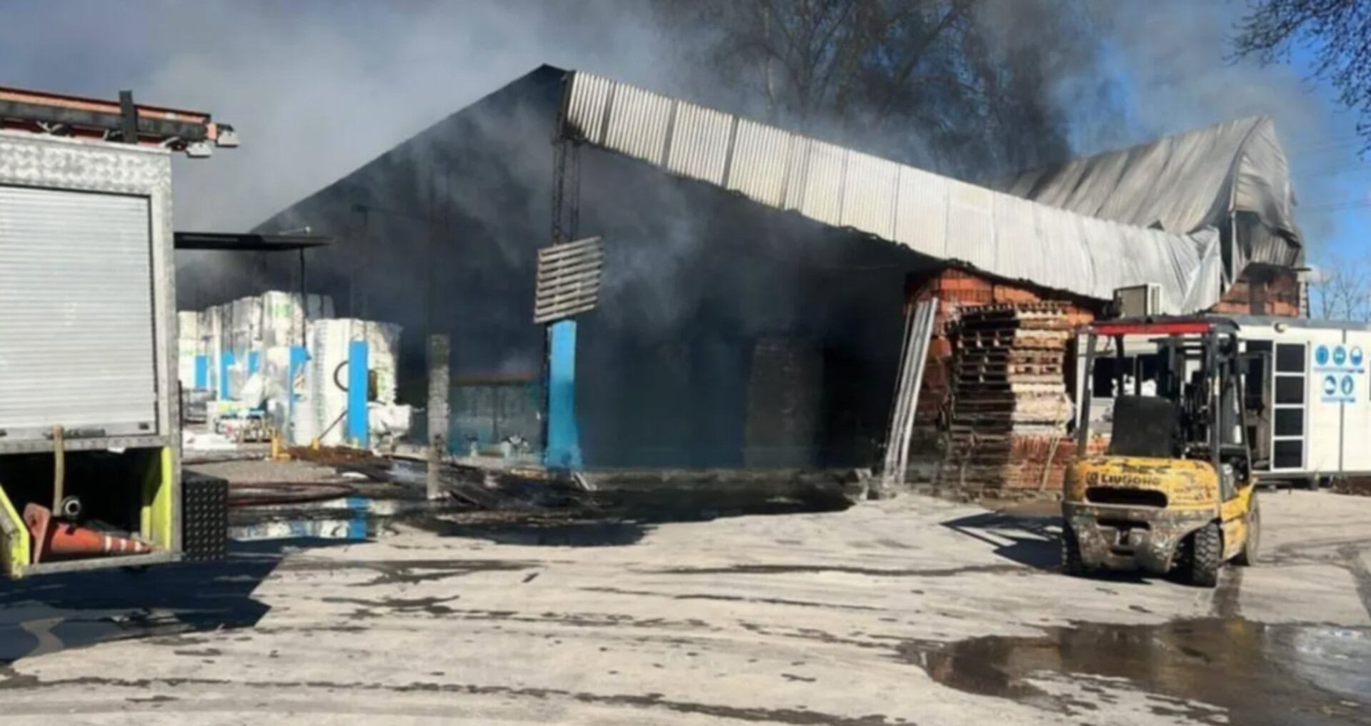 Incendio en un corralón de la calle 139 y 512 de La Plata (Foto: 0221)