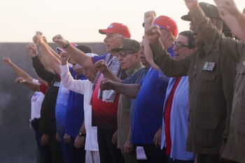 Archivo - El presidente cubano