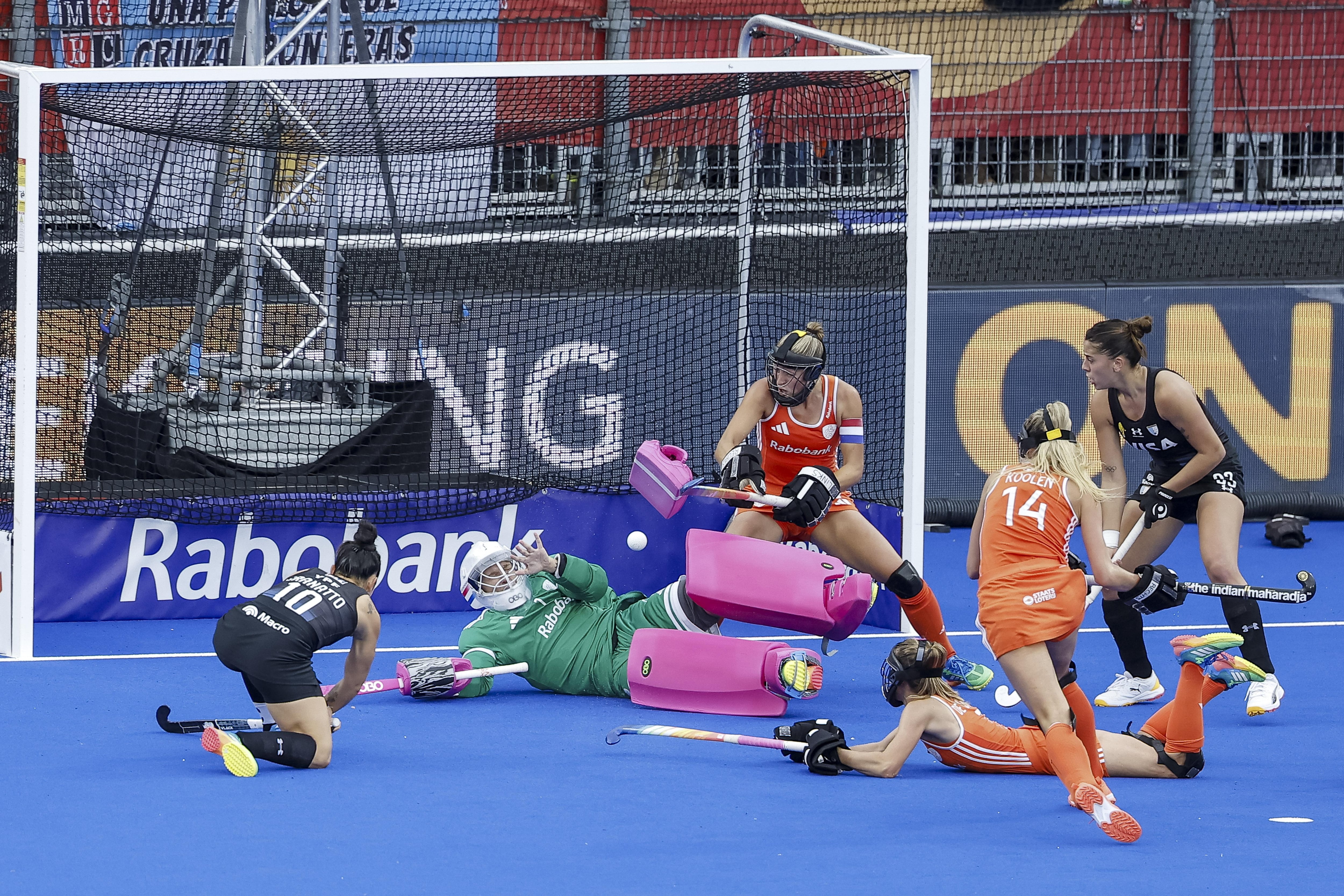 Las Leonas derrotaron 3-1 a Países Bajos en los penales australianos luego del empate 1-1 en tiempo reglamentario (EFE/EPA/BAS CZERWINSKI)