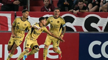 Colitto en festejos tras convertirle a Estudiantes. - Crédito: AFP