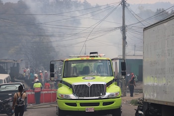 Vecinos de la colonia La Chácara apoyaron en las labores de desescombro y colaboraron activamente con los cuerpos de socorro. (Cortesía: Bomberos Municipales)