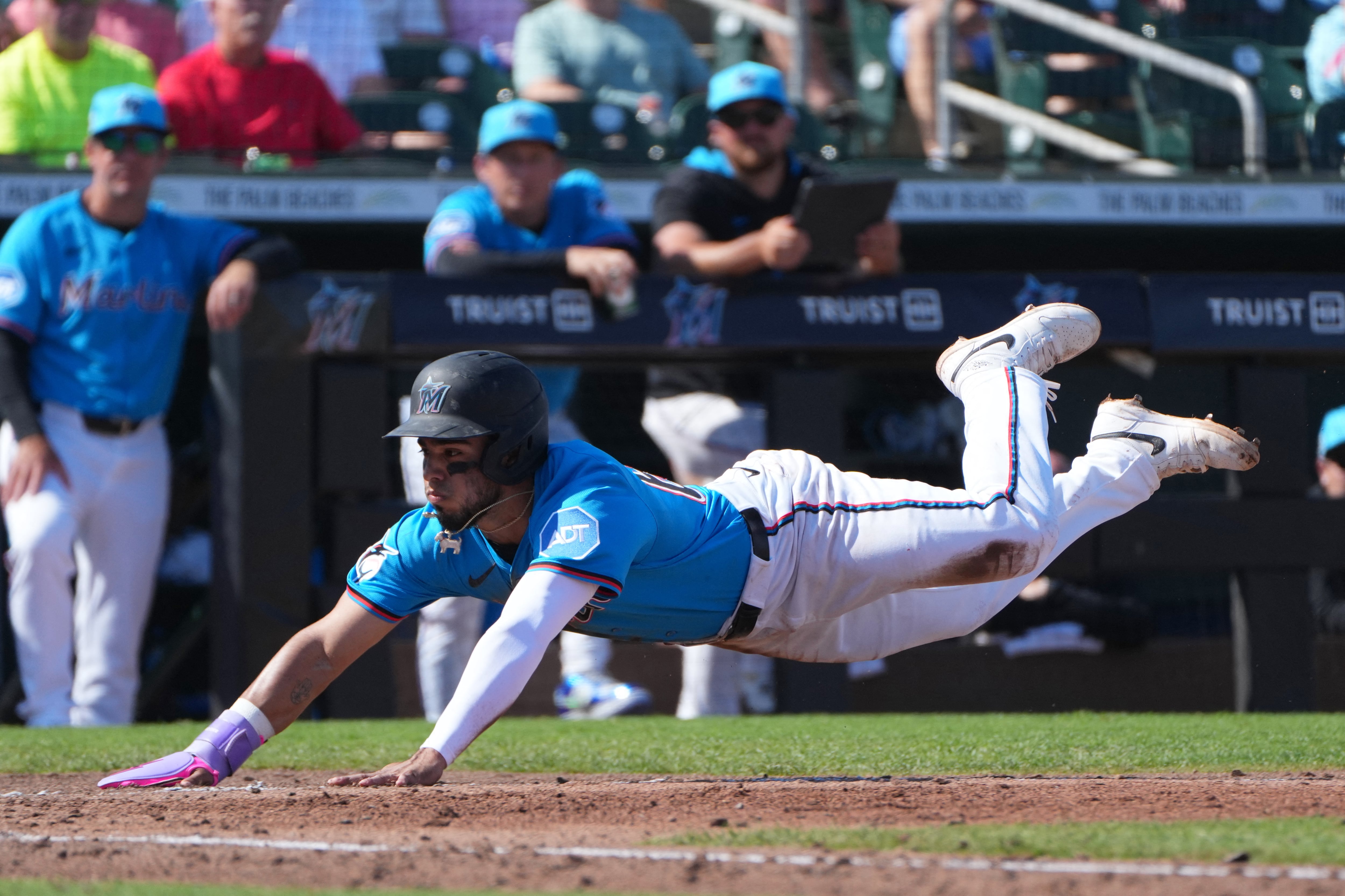 El pelotero mexicano ya hizo su presentación en la Gran Carpa y en su segundo día ya conectó el primer imparable de su carrera en MLB. (Jim Rassol-Imagn Images)