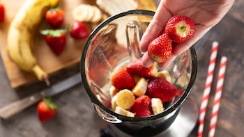Snacks y meriendas para la vuelta al cole, más allá del clásico ‘bocata’: magdalenas con fruta, crackers de semillas y barritas caseras