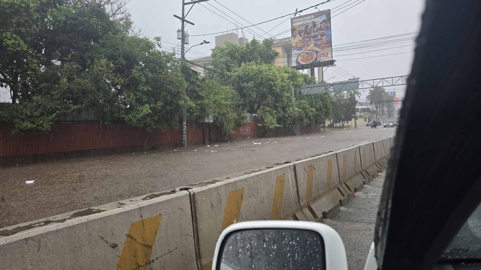 El colapso de alcantarillas y canaletas, saturadas de basura, agravó los riesgos de inundaciones en sectores como el bulevar Suyapa y las colonias Alameda y Kennedy. (Foto: Redes sociales)