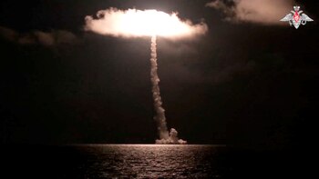 El submarino nuclear Emperador Alejandro III de la armada rusa prueba un misil balístico intercontinental Bulava desde el Mar Blanco (Servicio de Prensa del Ministerio de Defensa de Rusia vía Reuters)