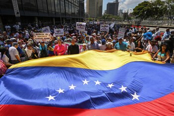 Personas protestan en Caracas el