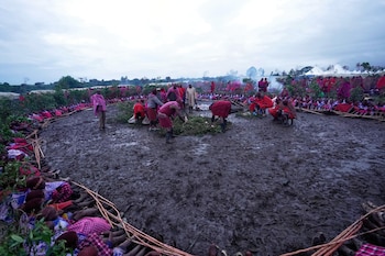 Niños masái se sientan en