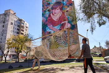 Empleados del club de fútbol Grandoli cargan un arco en la cancha para un partido de fútbol infantil en Rosario, Argentina, el sábado 2 de mayo de 2026. (AP Foto/Rodrigo Abd)
