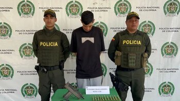 Con una subametralladora mini Uzi