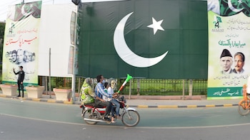 Irán autoriza el paso por Ormuz a 20 buques de Pakistán