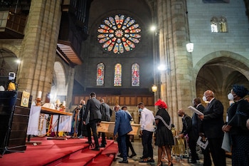 El féretro del difunto arzobispo Desmond Tutu es llevado durante el funeral de Estado en la Catedral de San Jorge en Ciudad del Cabo, Sudáfrica, 1 de enero de 2022. Jaco Marais/Pool vía REUTERS