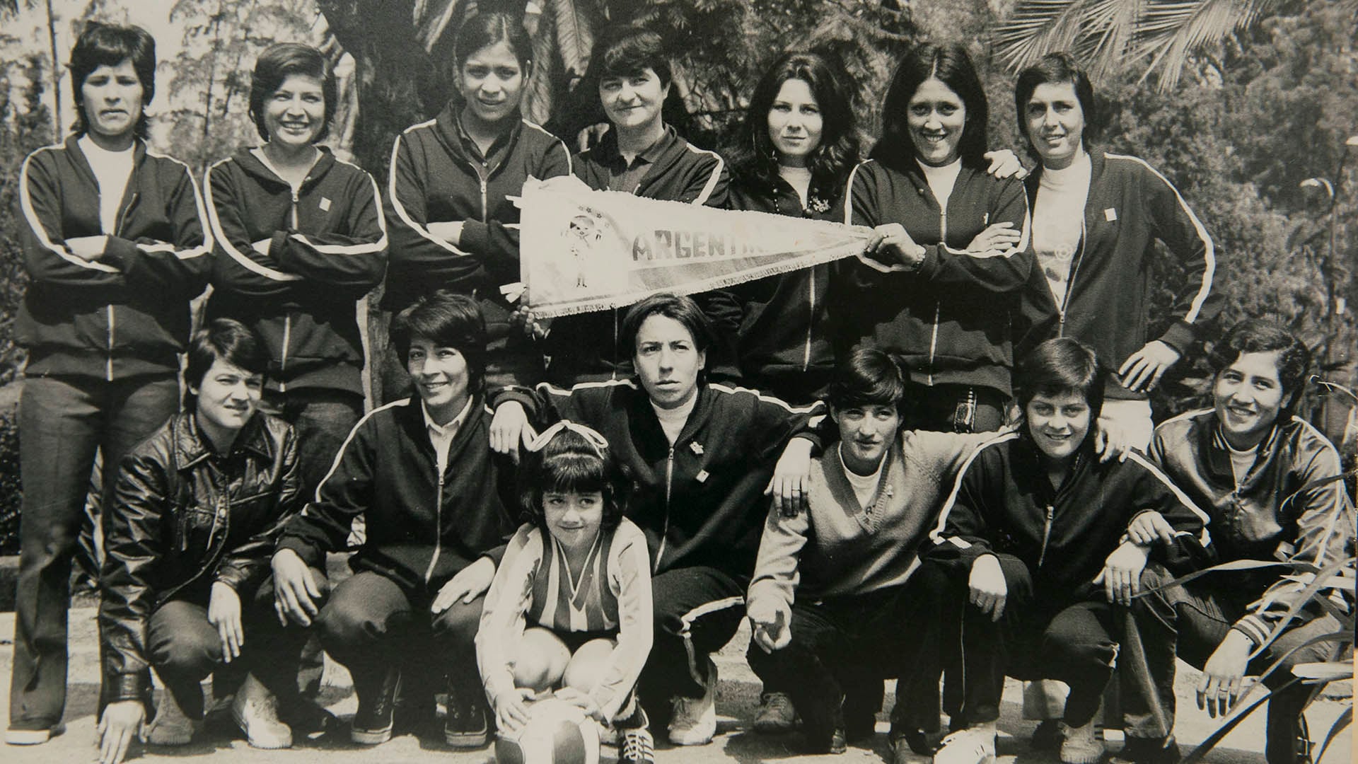 Las Pioneras en la puerta del hotel de México: parte del plantel autogestionado de 17 jugadoras, entre ellas Elba Selva y Gloria