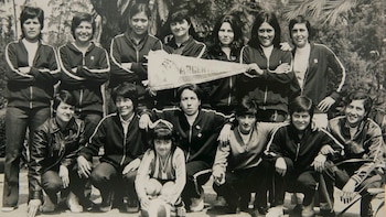 Las Pioneras en la puerta del hotel de México: parte del plantel autogestionado de 17 jugadoras, entre ellas Elba Selva y Gloria "Betty" García, sosteniendo un banderín oficial en la antesala de su histórica participación deportiva