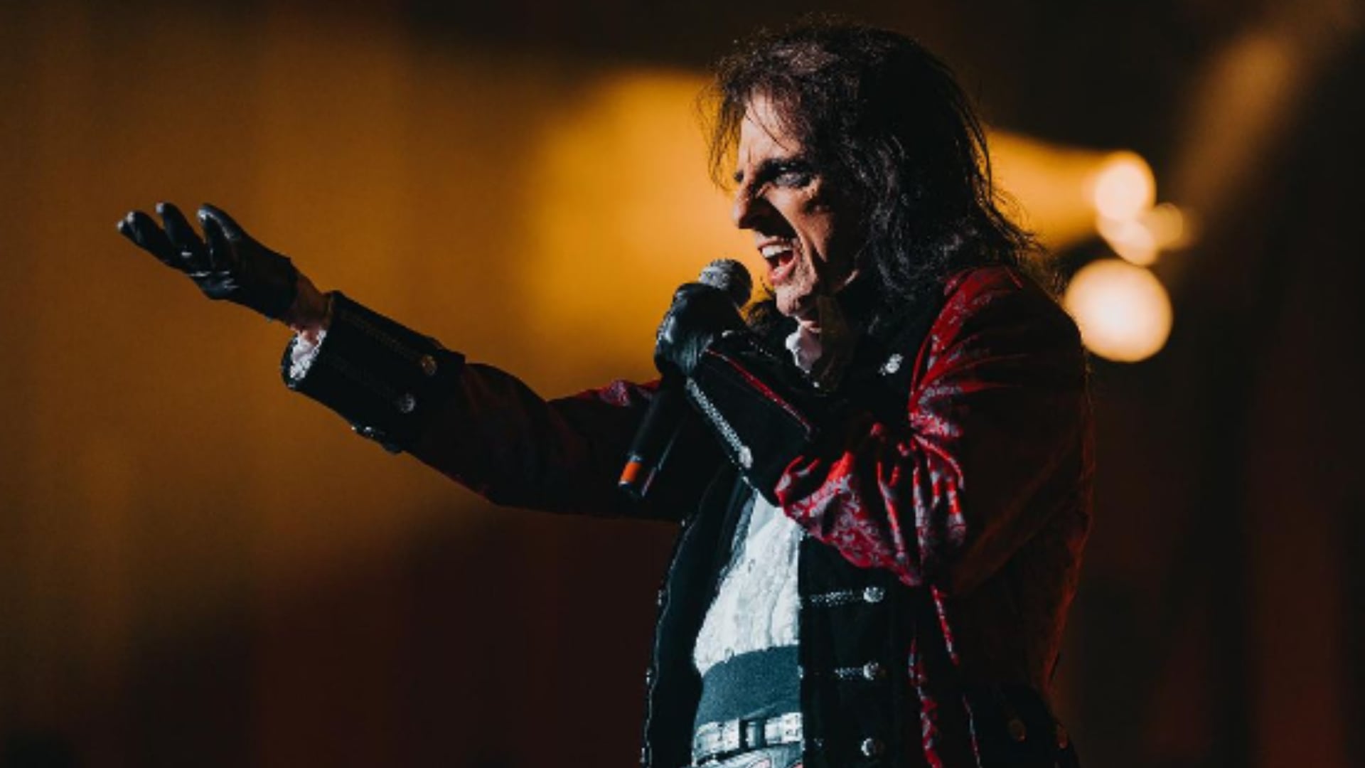 Alice Cooper profundiza en su lucha contra las adicciones y la autodestrucción, narrando sus etapas más oscuras y el proceso de recuperación