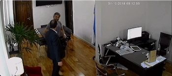 Los videos revelan a cinco