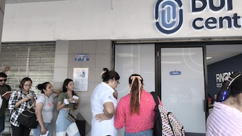 Salvadoreños asisten a Duicentros en el último día para actualizar su residencia electoral
